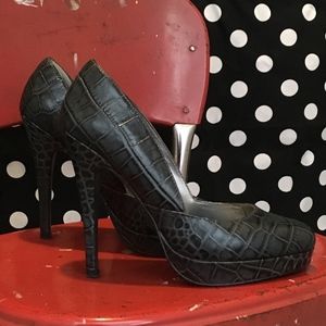 CHARLES BY CHARLES DAVID CROCODILE HEELS // Grey